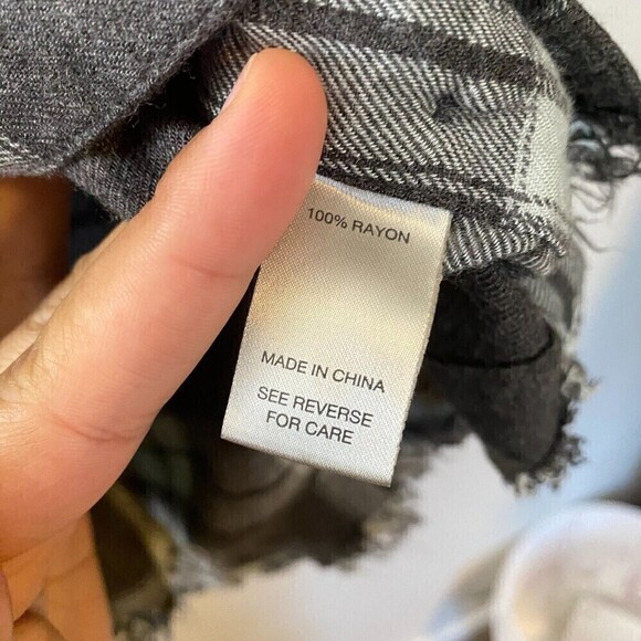 BKE Eased Womens Gray Split V-Neck Soft 100% Rayon Plaid Button Up Shirt Small - Picture 11 of 12